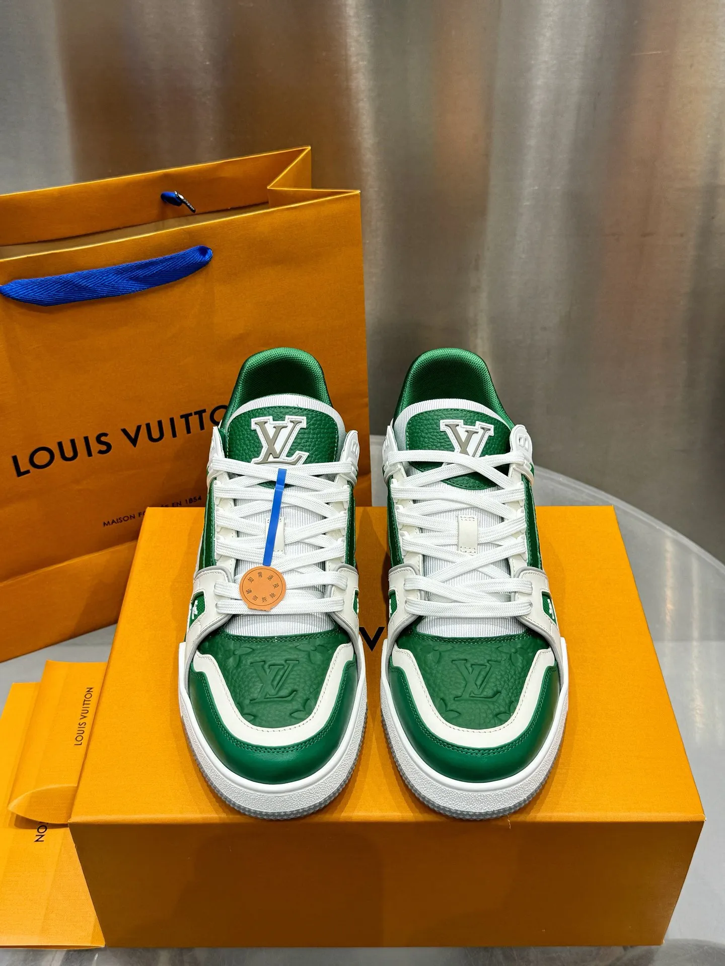 👟👟Ex-factory price 740👟👟 LOUIS VUITTON - the best-looking sneakers by Virgin Abloh, Lv Brand strongly recommends new products, official website limited edition retro basketball sneakers! Both high-top and low-top models spent money to purchase the original 1:1 accurate replica, the details are invincible, full of sincerity, imported custom-made original cowhide, the original package method is the same, the details are 100% restored, the private model customizes the original one-piece TPU outsole, which is different from other brands, without the original version, this effect cannot be achieved! LV’s best-looking couple shoes in the past, don’t miss it! Size: 35-45